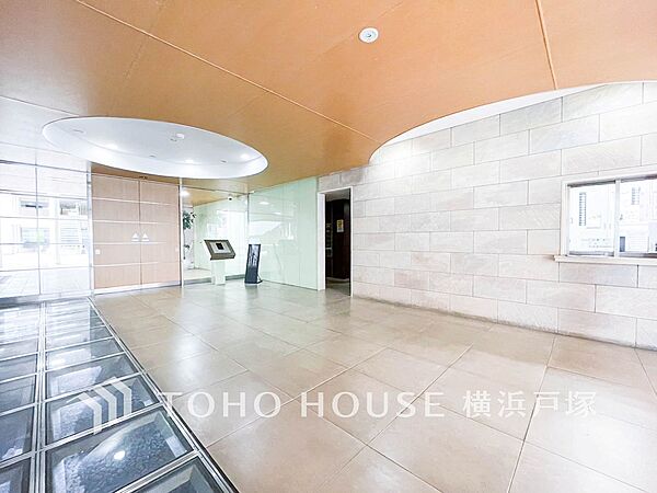 【Entrance】上質感漂うエントランス。めまぐるしく過ぎ行く日々の中でゆったりとした休息と癒しを提供してくれる居住者のプライベート空間があります。