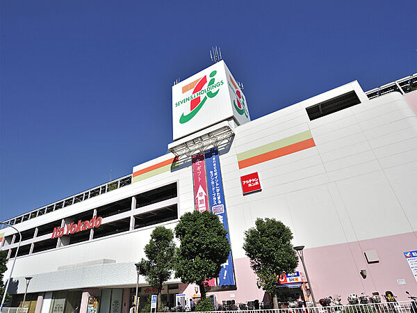 食品・日用品をはじめ、衣料品やキッチン用品など幅広い商品を取り扱う店舗。暮らしに必要なものをまとめて揃えやすい施設です。