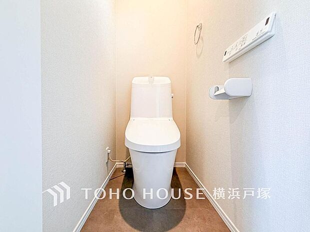 清潔な空間であって頂けますように、目に留まるだけではなく、汚れをふき取り易いフロアと壁紙をチョイス。