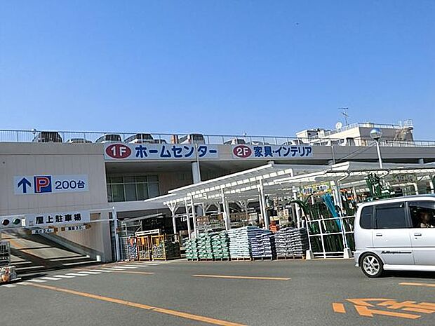 営業時間はホームセンターフロアが9:00～20:00、家具フロアが10:00～20:00となっています。大型の無料駐車場も完備しており、車での来店にも便利です。
