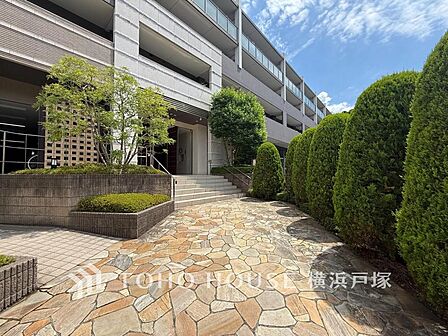 【Entrance】植栽の位置や開放的なエクステリアも含めて美しくトータルにデザインされています。時間のゆとりと空間、爽やかな陽光がもたらす光と風を贅沢なまでに感じる暮らしが始まります。