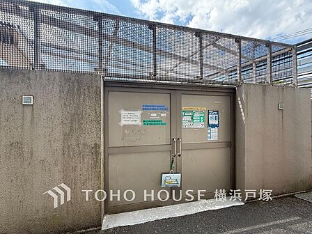 【Garbage dump】敷地内に設けられたごみ置き場。住戸から利用しやすく、日々のごみ出しをスムーズに行えます。