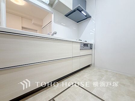 【Kitchen】ご家族みんなで調理ができる位のスペースを実現したキッチン空間となっております。みんなで作った料理を召し上がりながらの会話は、どのような物になるのでしょうか。