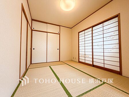 【Japanese-style room】伝統的な日本情緒のある、温かみと落ち着きが感じられる和室です。来客時や一息つきたいときなどに利用できる用途多様な空間です。
