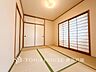 和室：【Japanese-style room】伝統的な日本情緒のある、温かみと落ち着きが感じられる和室です。来客時や一息つきたいときなどに利用できる用途多様な空間です。