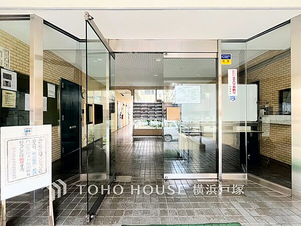 【Entrance】家族やゲストをやさしく迎える玄関。シンプルな中にセンスが光る、印象的なエントランス空間。
