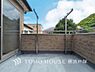 バルコニー：【Balcony】気持ちのいい空が見渡せる広いバルコニー。爽やかな風を感じて、心躍る素敵な暮らしがはじまります。