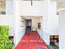 エントランス：【Entrance】エントランスは毎日の行き帰りで使う大事な空間です。明るい基調で華やかなデザインなので、毎日も気持ちよく、またご友人なども素敵に迎え入れられます。