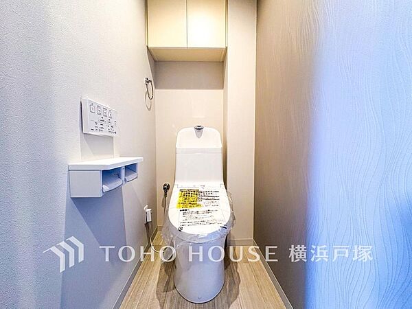 十分な広さと清潔感のあるカラーで纏まったおトイレ。時間に余裕とゆとりを持たせます。