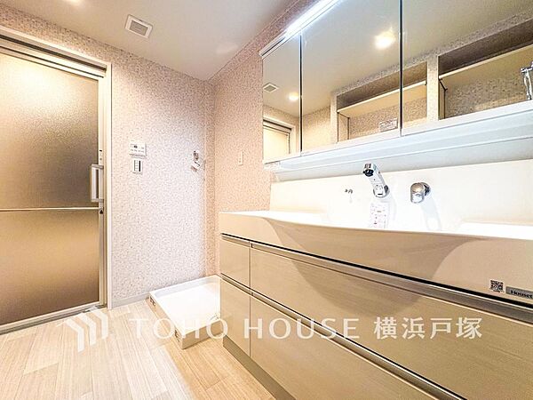 手で洗いたい大切な服など、広く使えると助かる洗面台は汚れの付きにくい形状と素材で造られております。