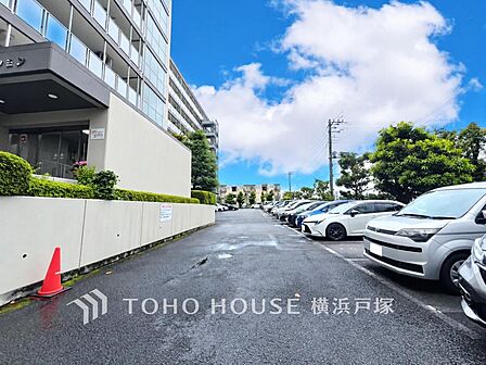 「Car space」ゆったりとした駐車スペースを確保いたしましたので、大きめのお車でも駐車可能です。空き状況は随時ご確認ください