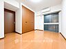 寝室：【Room】空間演出に拘り整然とセンス良く纏められた室内は癒しの空間でなければなりません。そこで暮らす方々のことを考え抜き、そして造りこんだ空間は心地よい癒しを提供してくれます。