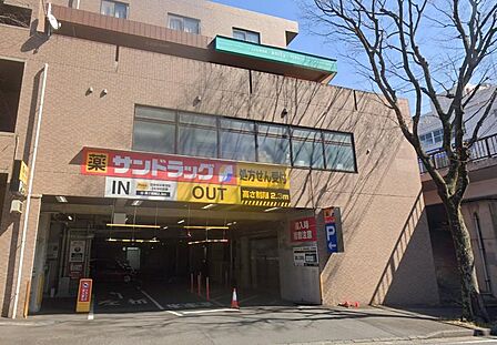 医薬品や日用品、化粧品などを揃えられ、毎日の暮らしに便利な身近なドラッグストアです。