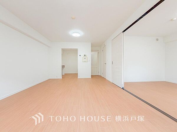 光が注がれる青い空から鮮やかに赤色にゆっくりと染まる。そんな優しい時間がここでは流れてゆく。