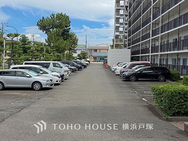「Car space」ゆったりとした駐車スペースを確保いたしましたので、大きめのお車でも駐車可能です。自転車やバイクなど、ゆとりのある敷地で置き場所に困ることはないでしょう。