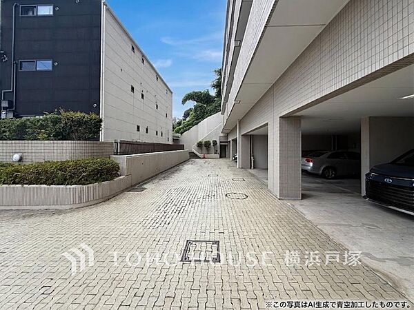 「Car space」ゆったりとした駐車スペースを確保いたしましたので、大きめのお車でも駐車可能です。自転車やバイクなど、ゆとりのある敷地で置き場所に困ることはないでしょう。