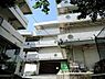 周辺：屏風浦エリアの落ち着いた住宅街にある公立小学校。のびのびとした教育環境の中で子どもたちの思いやりの心と自主性を育み、地域の温かい見守りのもと健やかに成長しています。