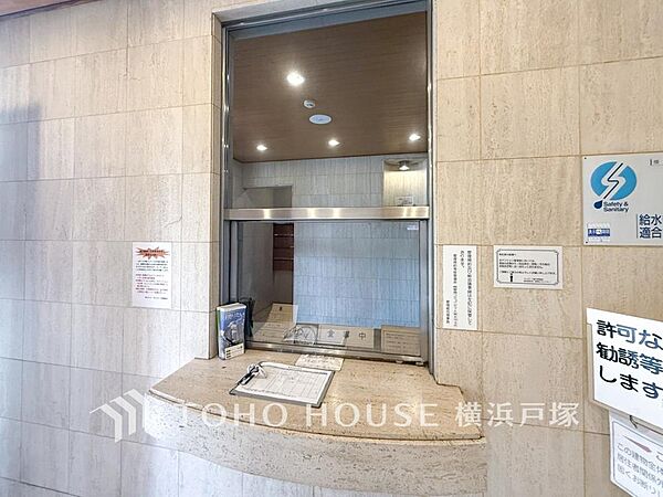 「受付」ントランスにある温かみのある受付。住まう人に安心と快適を提供する受付カウンター。心地よい毎日をサポートします