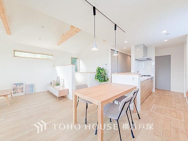 造りこんだ空間演出の妙が生み出す光と質のハーモニーはこの住宅のクオリティの良さを実感させてくれます。