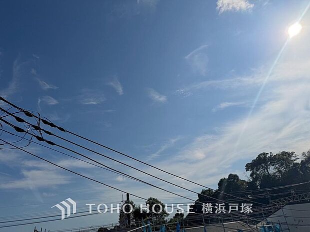 その豊かな眺望にふさわしい空間には、通風・採光にも優れ、心地よい光と風があふれています。
