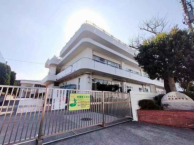 閑静な住宅街に立つ公立中学校。文武両道の精神のもとで学力向上と部活動の双方に力を注ぎ、豊かな自然環境と地域との繋がりを生かして生徒の自主性と豊かな人間性を育んでいます。