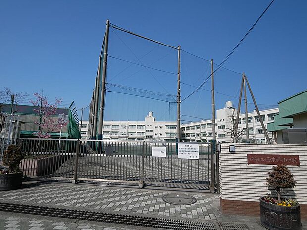 緑豊かな住環境に位置する公立小学校。地域社会との温かい連携のもとで子どもたちの思いやりの心と自主性を育み、伸び伸びとした健やかな成長を足元から支えています。