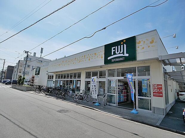 小菅ケ谷エリアの暮らしを支える頼れるスーパーマーケット。新鮮な生鮮食品や使い勝手の良いお惣菜が豊富に揃い、駐車場完備で日々の買い出し拠点として重宝されています。