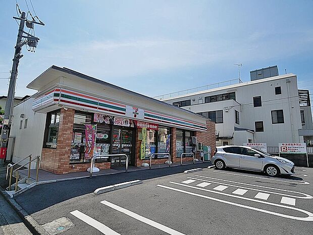 小菅ケ谷エリアの生活道路沿いにある立ち寄りやすいコンビニ。定評のあるお弁当やセブンカフェが充実しており、通勤前後や日常のサッとした用足しに大活躍します。