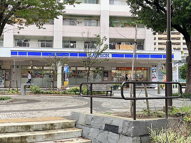 本郷台駅前の好立地に位置するコンビニ。人気のお惣菜やマチカフェ、スイーツを取り揃えており、駅の利用時や日常のちょっとした買い物に便利です。