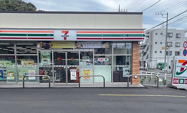 飯島町エリアの沿道沿いに位置する利便性の高いコンビニ。駐車場完備で車でのアクセスがしやすく、日常の買い物やドライブ中のサッとした休憩に重宝されています。