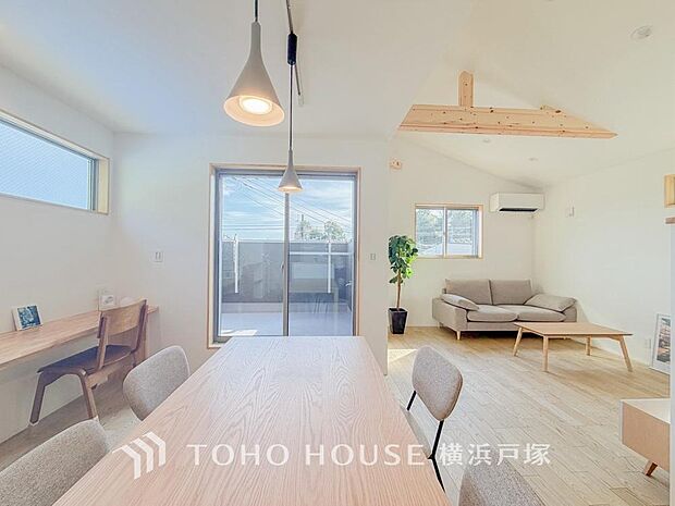 光が注がれる青い空から鮮やかに赤色にゆっくりと染まる。そんな優しい時間がここでは流れてゆく。