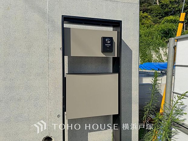 誰が来てもわかる様にモニター付きインターホンを設置。家事導線を考慮した個所に設置し、防犯性と利便性に優れ快適と安らぎを合わせた優しい設計。