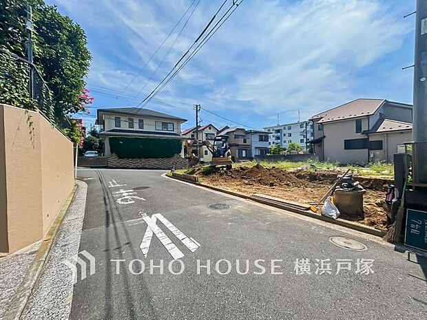周辺環境とのコラボレーションにより明るく開放的な空間を演出しております。