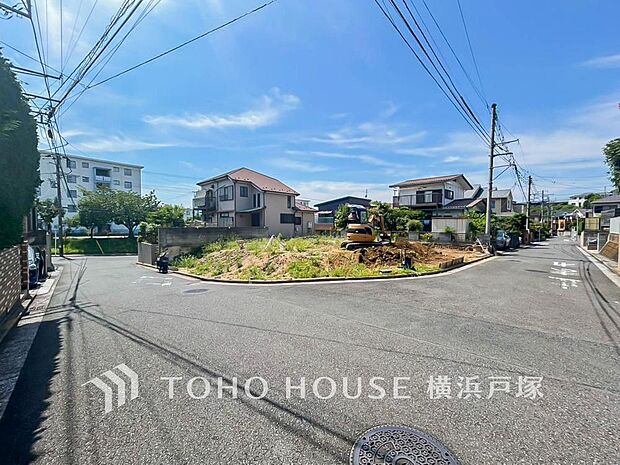 街並みの風景に包み込まれながら、瀟洒な印象も湛えて佇みます。