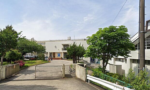 横浜市立洋光台第一中学校が近く、通学負担が少なく安心の住環境。落ち着いた教育環境のもと伸び伸びと学校生活を過ごせます。周辺には生活施設も揃い、子育て世代のご家族が快適に過ごせる魅力的な立地です。