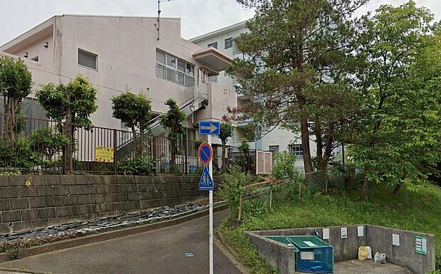 社会福祉法人ショウトク福祉会日野保育園が身近にあり、小さなお子様の送迎もスムーズな安心の住環境。落ち着いた子育て環境が整い、毎日にゆとりをもたらします。生活施設も揃い快適に過ごせる立地。
