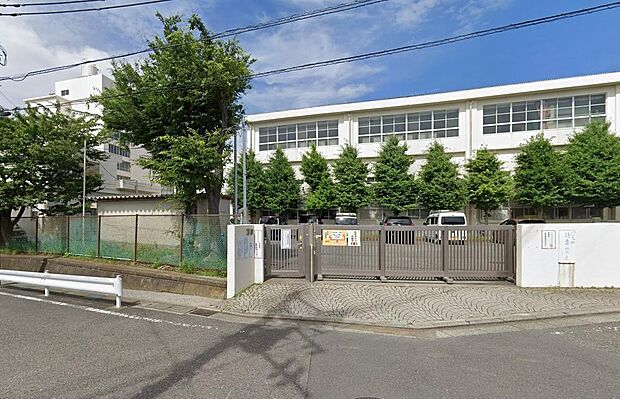 横浜市立洋光台第三小学校が近く、お子様の通学も安心の住環境。落ち着いた教育環境のもと伸び伸びと学校生活を過ごせます。周辺には生活施設も揃い、子育て世代のご家族が快適に暮らせる魅力的な立地です。