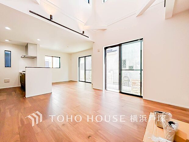 【Living room】明るく開放的な空間が広がるLDK。室内には豊かな陽光が注ぎ込み、爽やかな住空間を演出。（Ａ号棟）