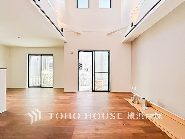 【Living room】ここにはみんなが集い、食事と楽しい会話が始まる。話に夢中になりすぎて、ついつい時を忘れてしまう。そんな束の間の幸せを感じさせてくれる場所。（Ａ号棟）