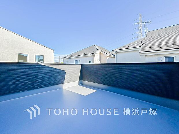 【Roof balcony】大空と眺望を心ゆくまで楽しめるルーフバルコニー。広々としたオープンエア空間が開放感溢れる毎日を演出します。（Ａ号棟）