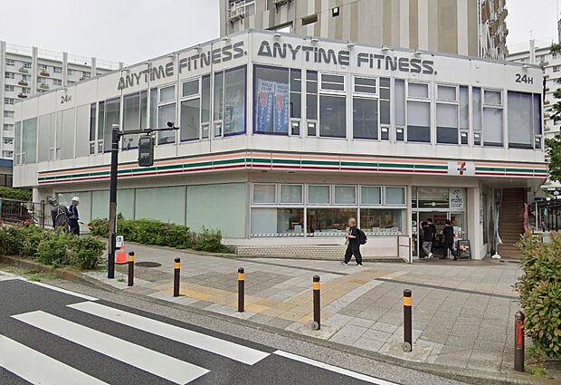 セブンイレブンJS横浜洋光台駅前店が身近にあり、急な買い物にも素早く対応できます。24時間営業のコンビニが近くにある利便性と安心感が魅力。毎日の生活にゆとりをもたらす快適な住環境です。