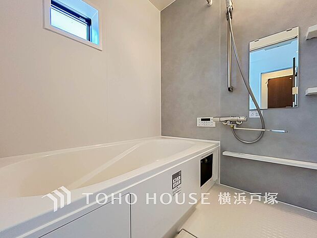 【Bathroom】1日の疲れを取り心身を癒すことができる住まいの中のリラクゼーション空間、リラックスできるよう優しいカラーをチョイスしました。時を忘れるほどのんびりできる空間に。（A号棟）