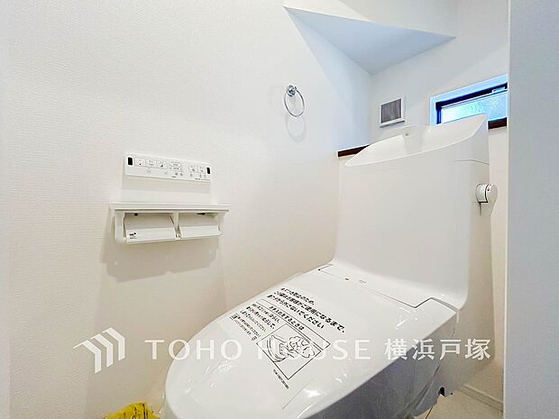 【Toilet】清潔感のあるトイレ空間。毎日快適に使えるよう配慮された仕様で、落ち着いて利用できる空間です。（A号棟）