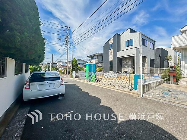 街並みの風景に包み込まれながら、瀟洒な印象も湛えて佇みます。