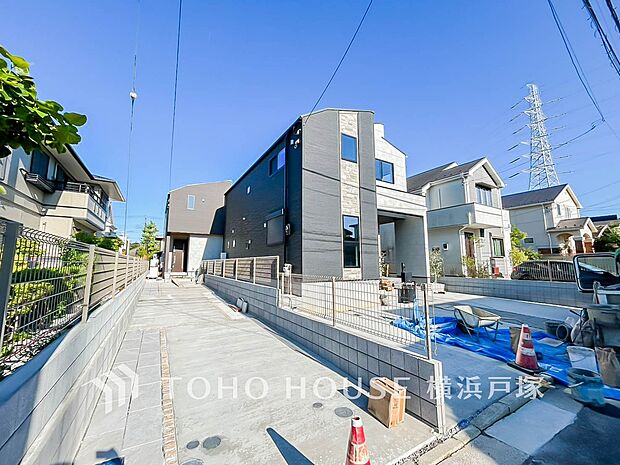 【Appearance】都市の暮らしにフィットする住まい。快適な住空間と利便性を兼ね備え、日々の暮らしをスマートに楽しめる、落ち着いた雰囲気の住空間です。（Ａ号棟2026年9月撮影）