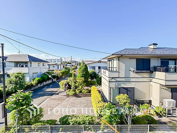 【View】開放感があり、遮るものもなく気持ちのいい景色が広がります。お部屋にも爽やかな風と暖かく柔らかな日差しが差し込み、毎日の暮らしを豊かに彩ります。（A号棟）