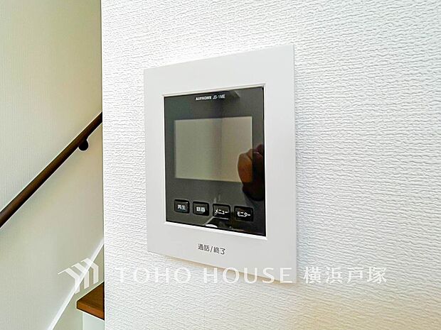 【TVモニタ付きインターホン】誰が来てもわかる様にモニター付きインターホンを設置。快適と安らぎを合わせた優しい設計。 （A号棟）
