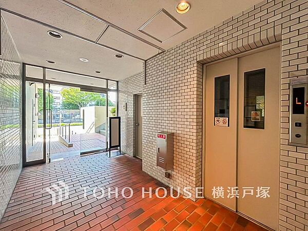 いくつかの種類の石と、木質系の素材が創出する雰囲気は、現代的な「和」の風情を感じさせます。