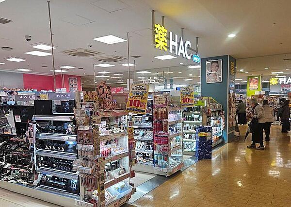 ドラッグストア「ハックドラッグ東戸塚アネックス店」が近く、日用品や医薬品の調達がスムーズ。身近に生活利便施設が整う快適な住環境です。毎日の暮らしを便利に支える、ファミリーにも嬉しい立地。