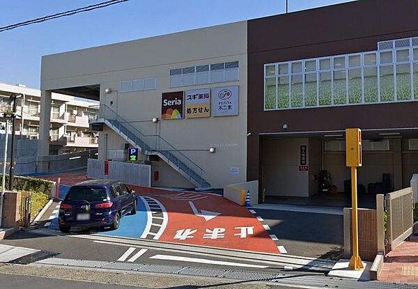ドラッグストアの「スギ薬局三和藤沢橋店」が身近にあり、医薬品や日用品の調達がスムーズ。日々の生活を支える便利な施設が徒歩圏内に揃い、快適な暮らしを実現できる利便性の高い住環境が魅力です。